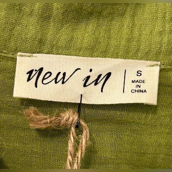 NWT … NEW IN “Size: S” Button Down Top - Picture 4 of 6